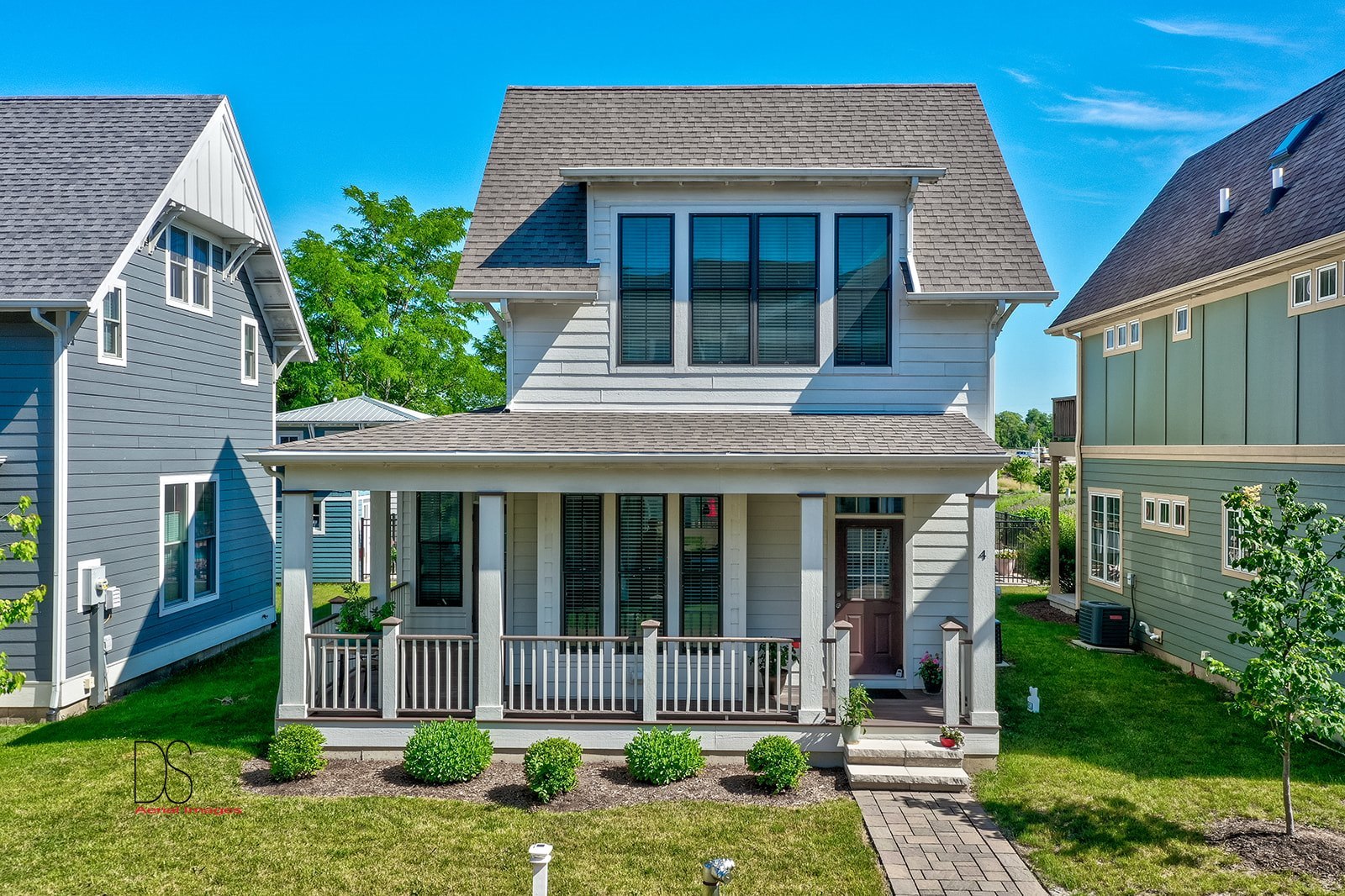 4 Pelican Landing Ottawa, IL 61350 - Photo 2 of 29 front view of a house with a yard
