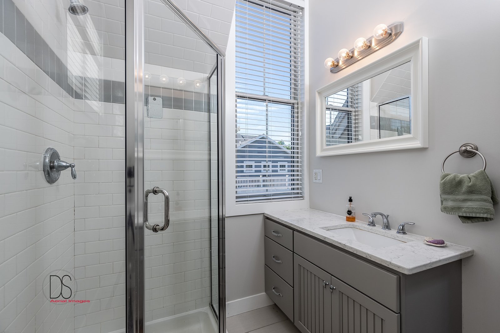 4 Pelican Landing Ottawa, IL 61350 - Photo 24 of 29 a bathroom with a sink and a mirror