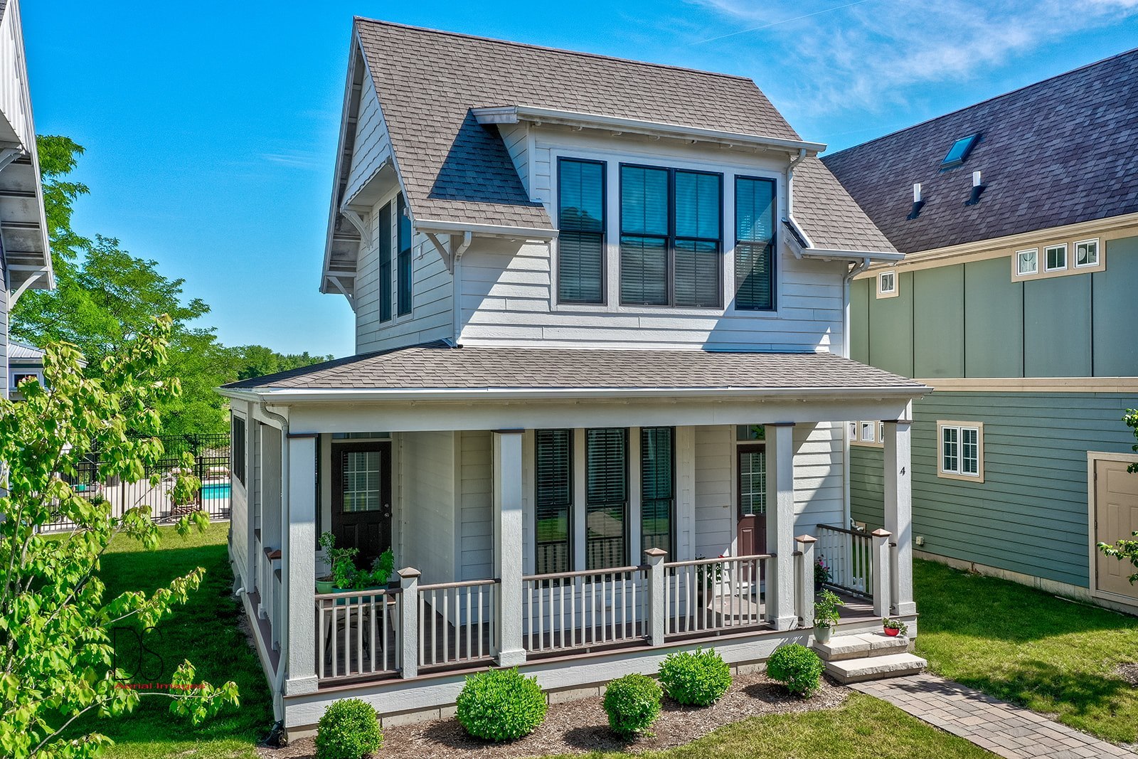 4 Pelican Landing Ottawa, IL 61350 - Photo 4 of 29 a front view of a house with a porch