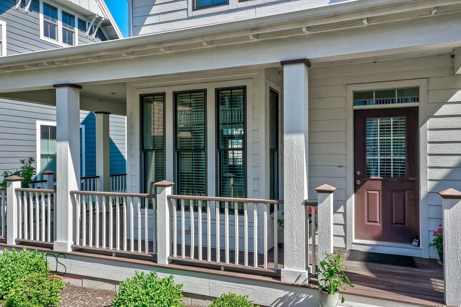 4 Pelican Landing Ottawa, IL 61350 - Photo 5 of 29 a front view of a house with a porch