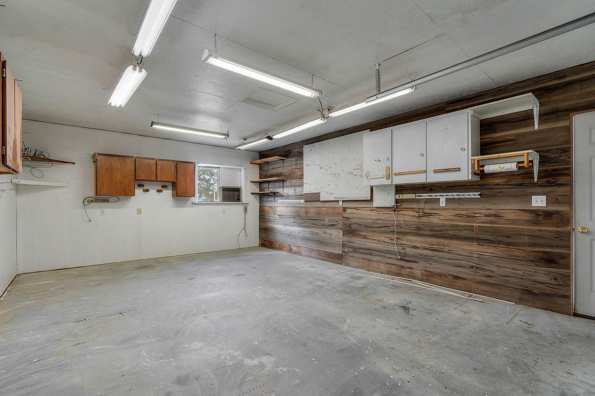 1748 Southeast Dussault Road Madras, OR 97741 - Photo 26 of 30 Inside the workshop