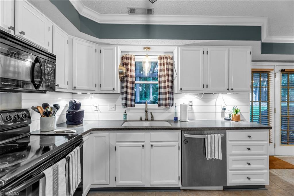 2501 Water Run Court High Point, NC 27265 - Photo 16 of 33 Gallery Image 16