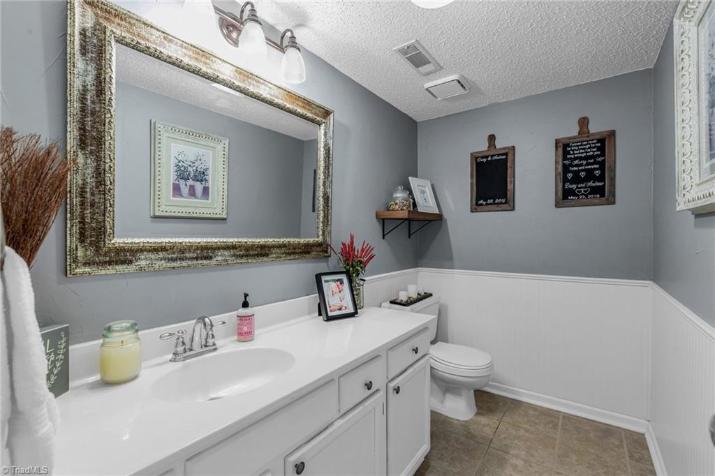 2501 Water Run Court High Point, NC 27265 - Photo 10 of 33 Gallery Image 10