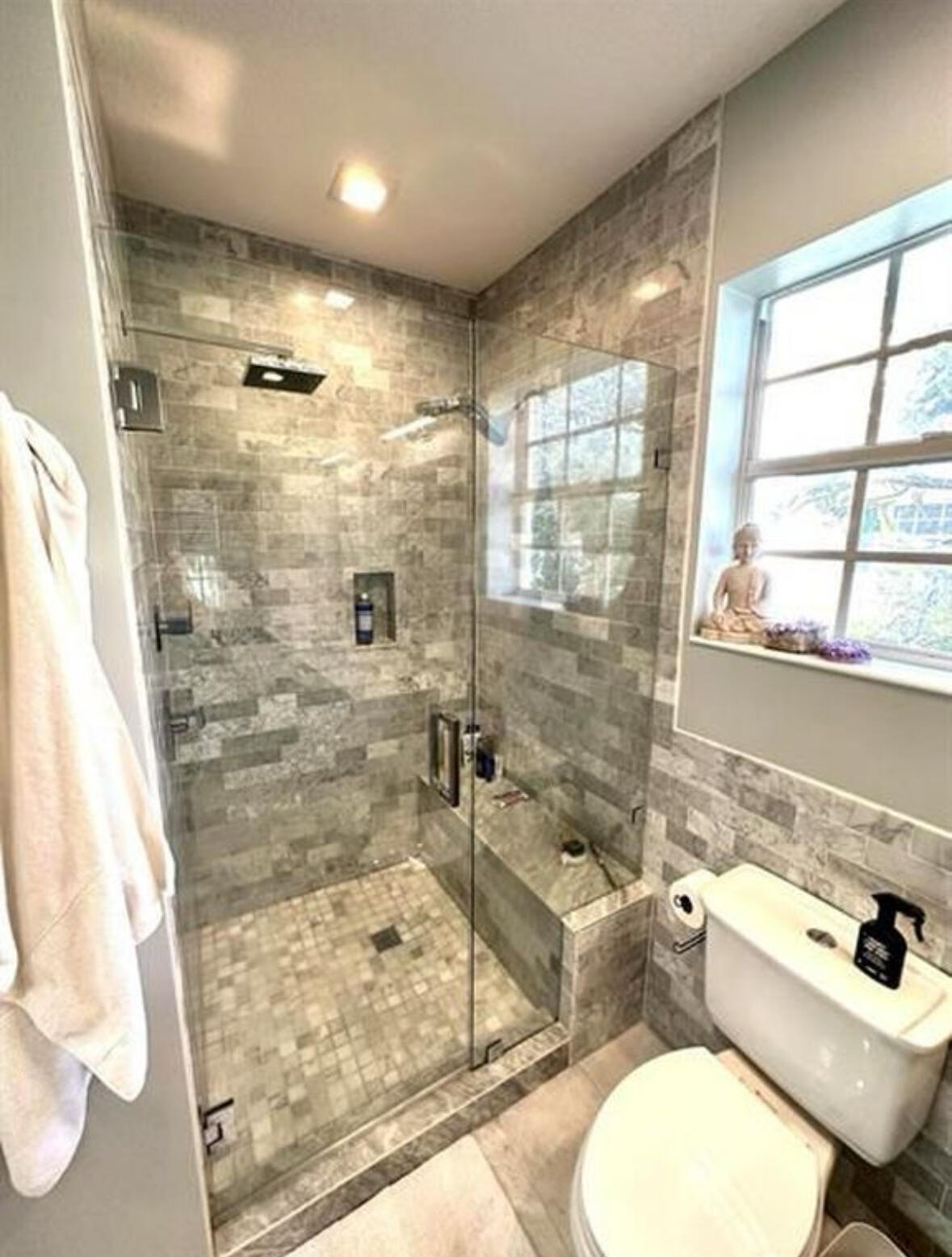 262 Iris Drive Jupiter, FL 33458 - Photo 12 of 21 Primary Bathroom