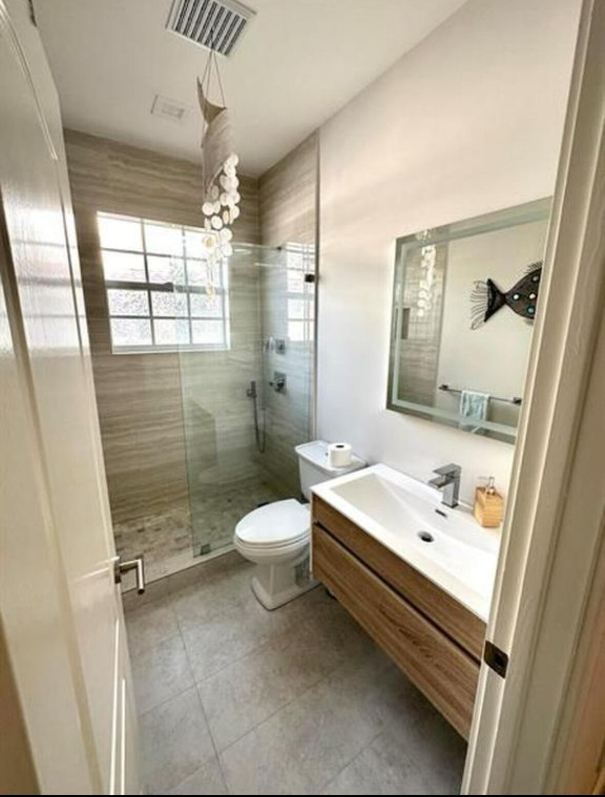262 Iris Drive Jupiter, FL 33458 - Photo 14 of 21 2nd Bathroom