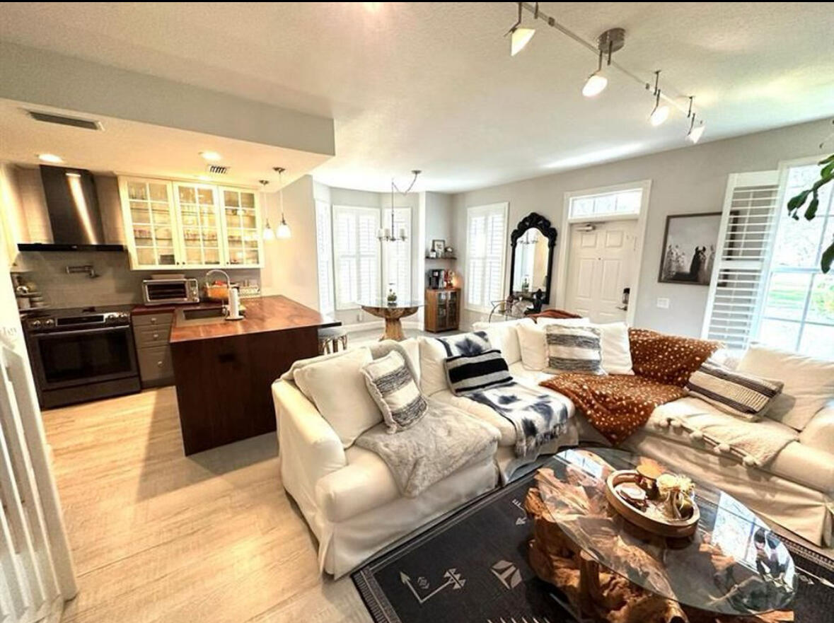 262 Iris Drive Jupiter, FL 33458 - Photo 3 of 21 Family room