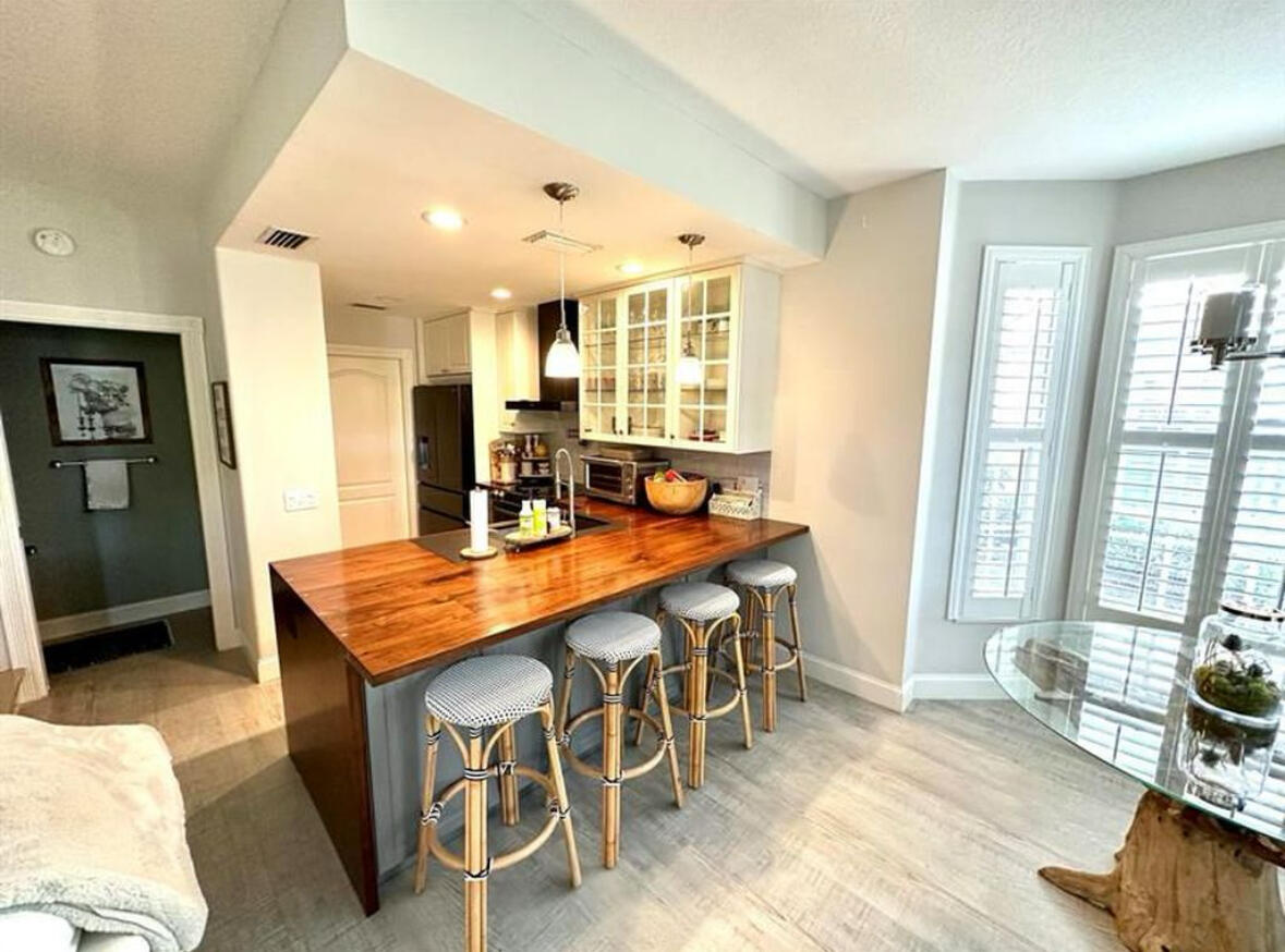 262 Iris Drive Jupiter, FL 33458 - Photo 5 of 21 KItchen