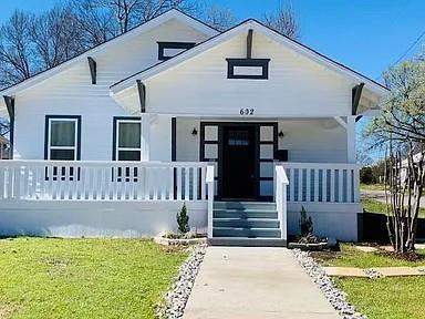 602 South Chestnut Street McKinney, TX 75069 - Photo 2 of 24 a view of a house with wooden fence