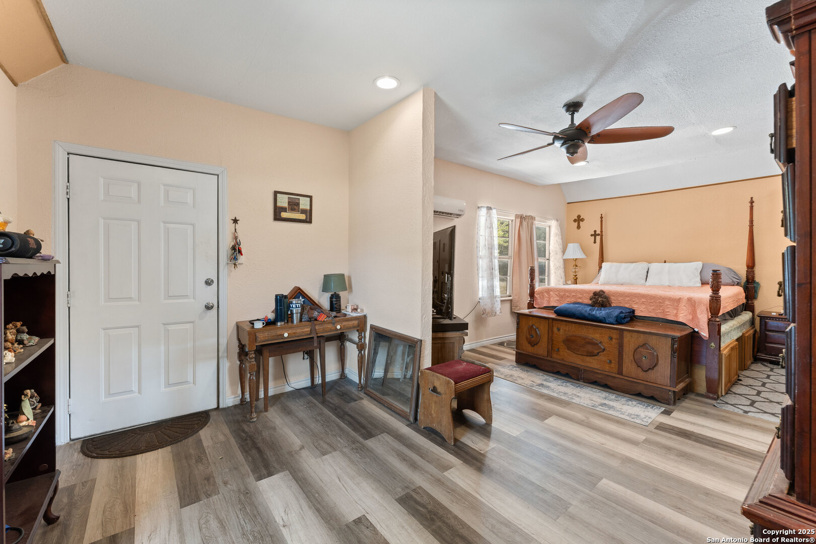 1843 Rhinestone Canyon Lake, TX 78133 - Photo 22 of 39 a living room with furniture