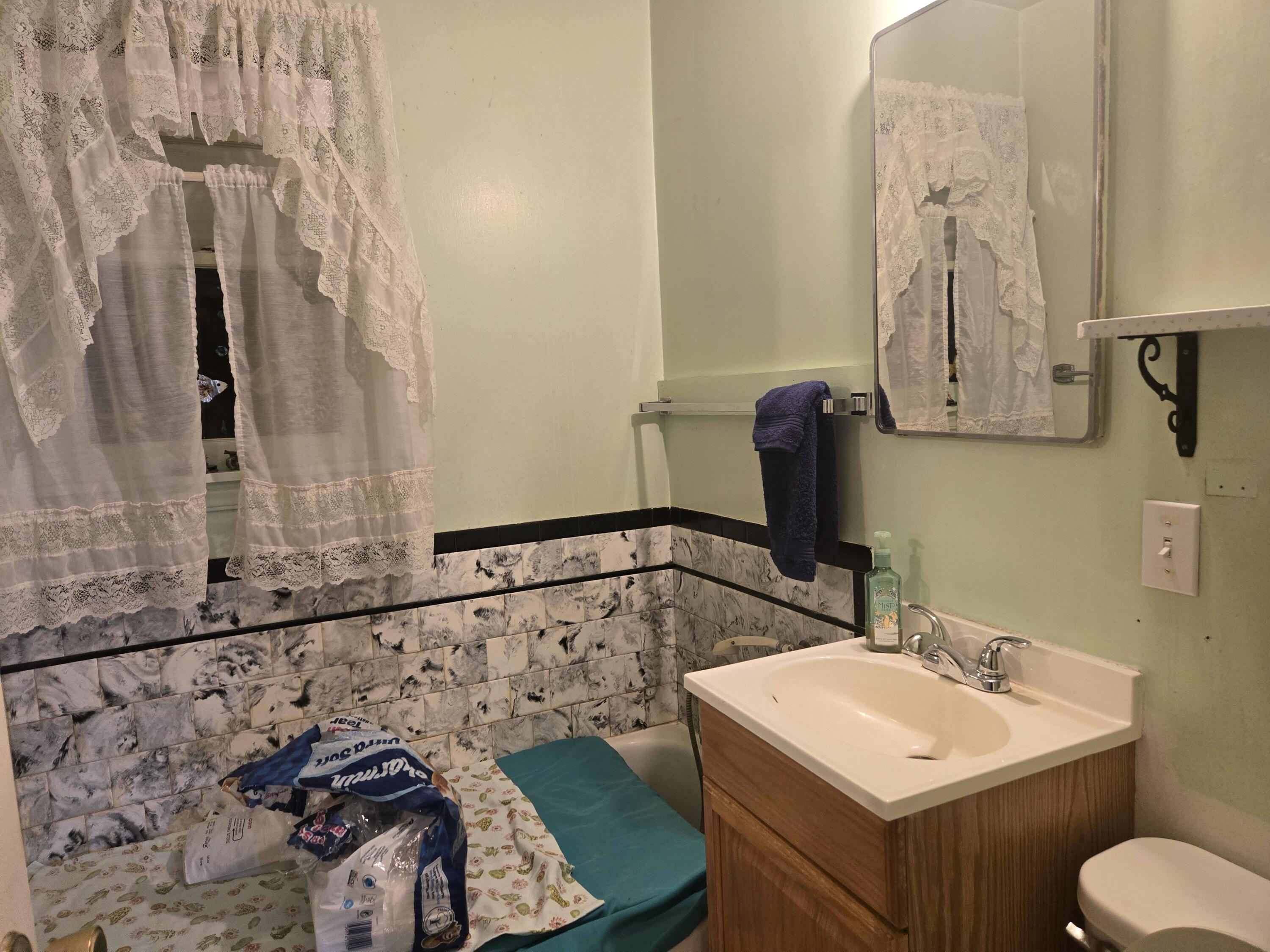 2609 Albert Road Anderson, CA 96007 - Photo 17 of 40 2609 Albert bathroom 2