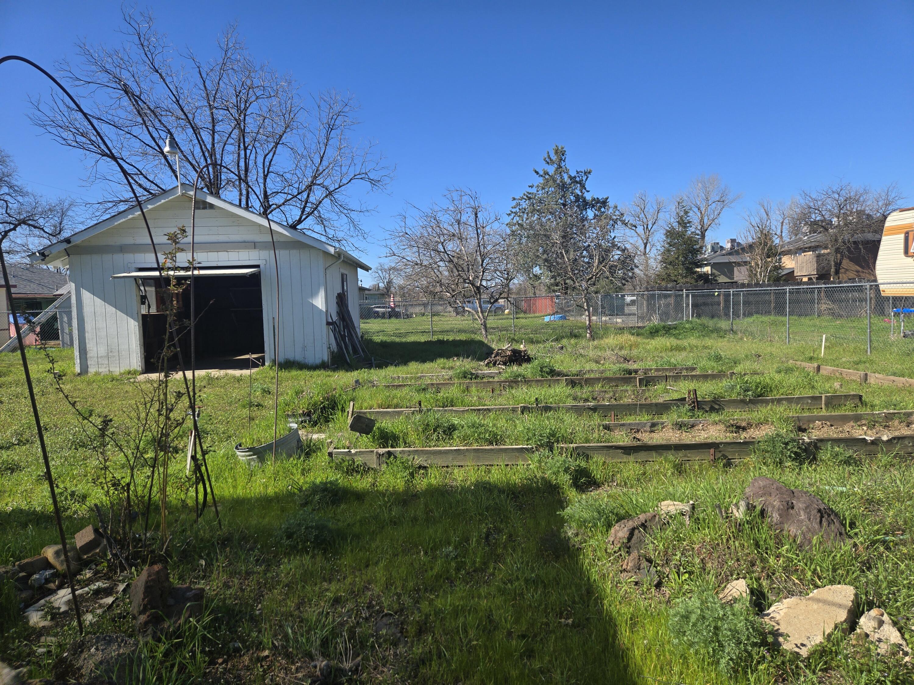 2609 Albert Road Anderson, CA 96007 - Photo 35 of 40 2609 Albert backyard