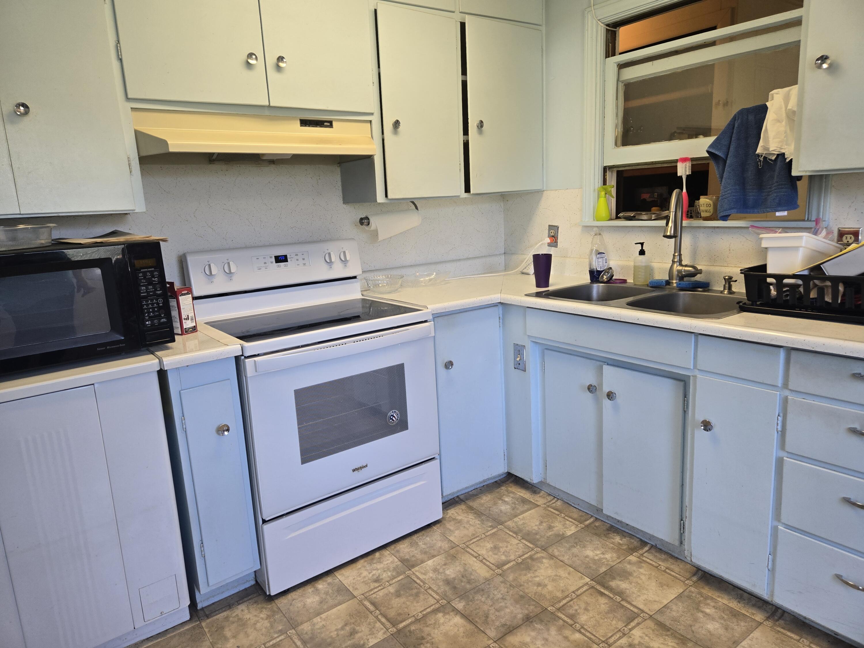 2609 Albert Road Anderson, CA 96007 - Photo 7 of 40 2609 Albert kitchen