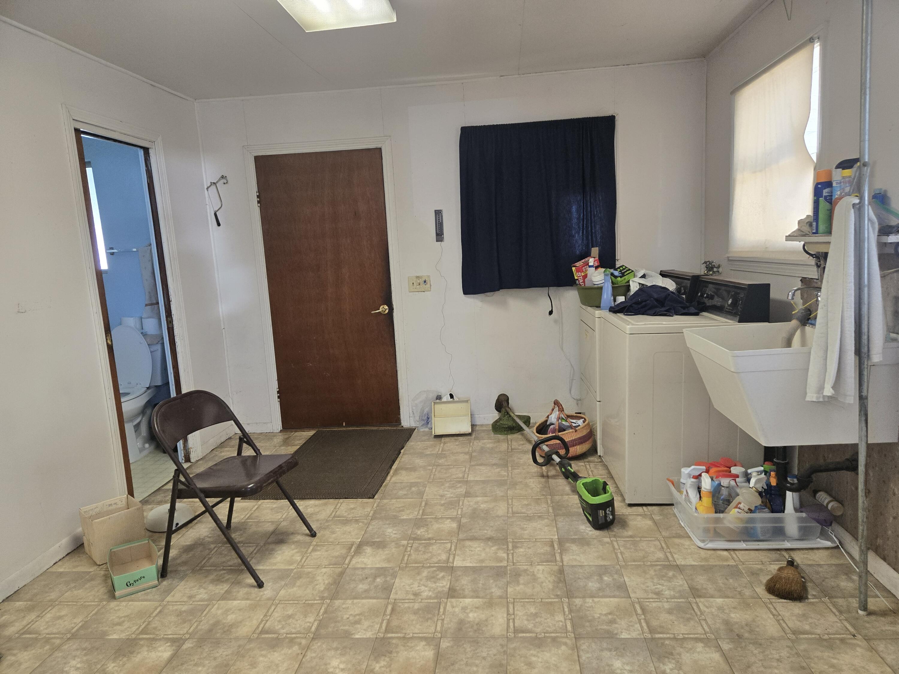 2609 Albert Road Anderson, CA 96007 - Photo 10 of 40 2609 Albert laundry room