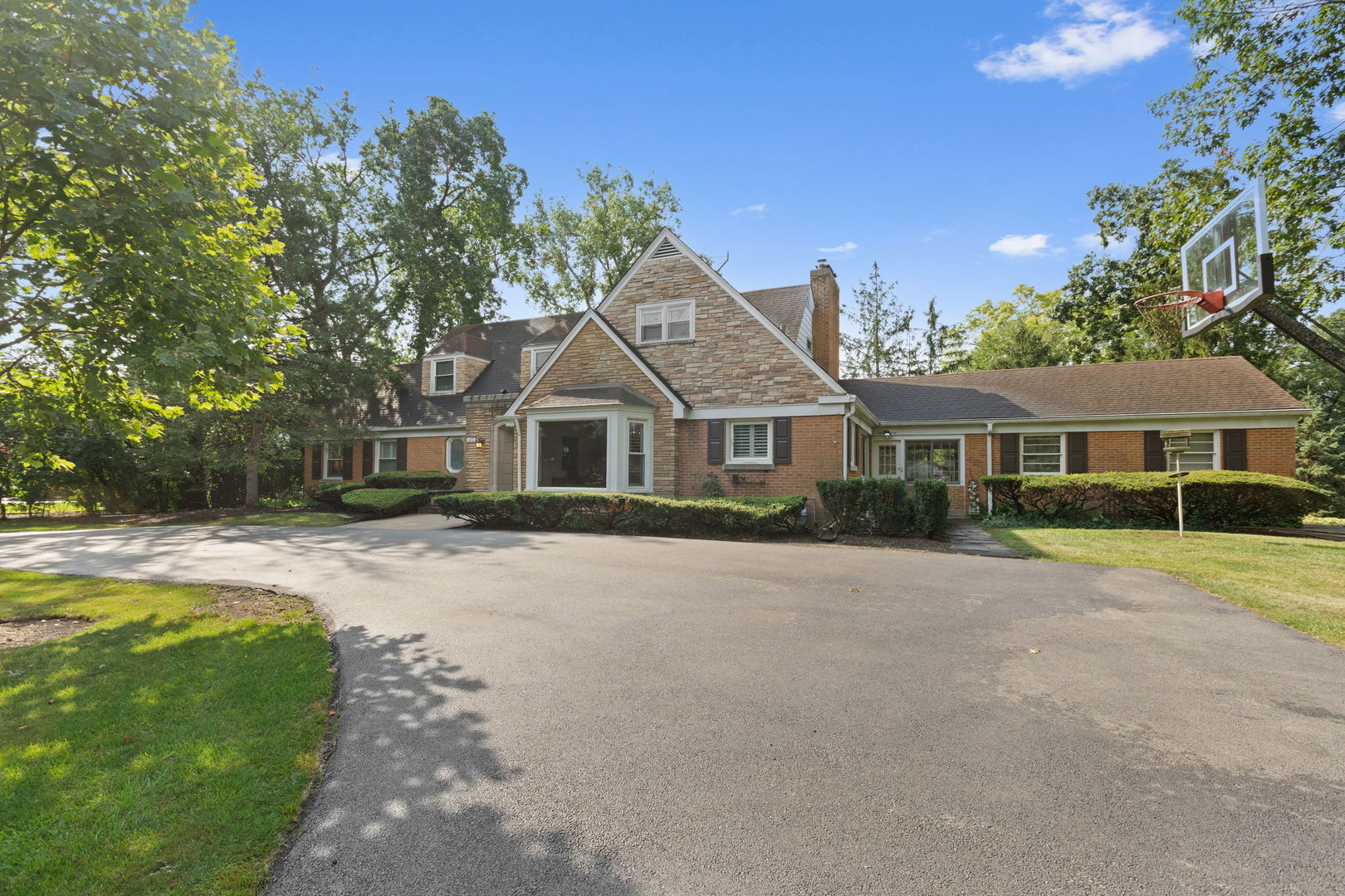 1011 Central Road Glenview, IL 60025 - Photo 4 of 36 a front view of a house with a garden