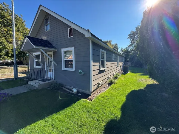 a view of an house with backyard and garden