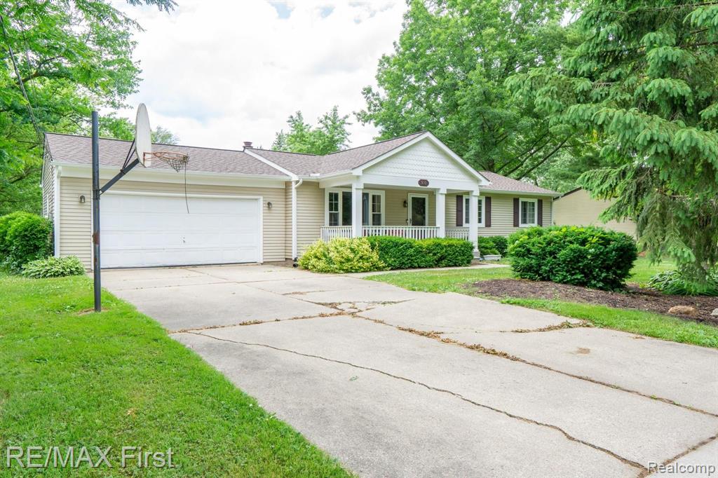 930 Grace Avenue Rochester Hills, MI 48307 - Photo 4 of 35
