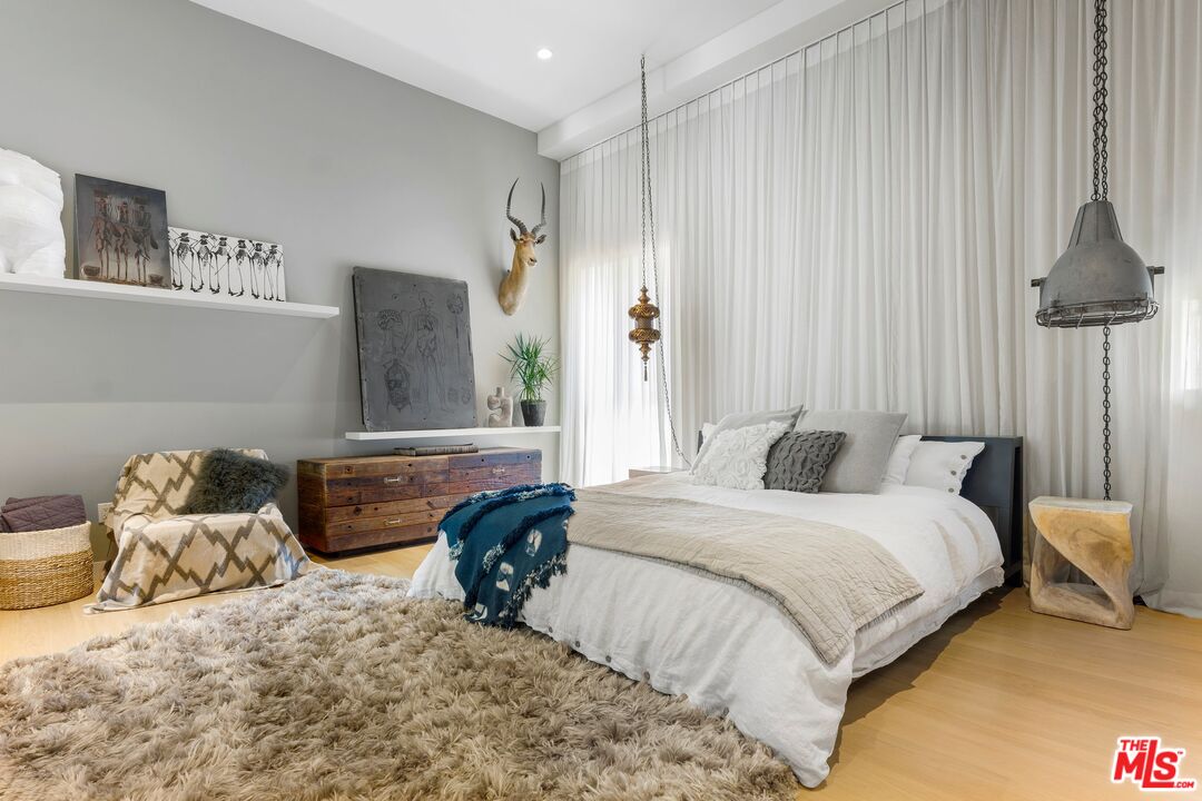 123 North Kings Road, Unit 11 Los Angeles, CA 90048 - Photo 12 of 27 a bedroom with a bed and a window