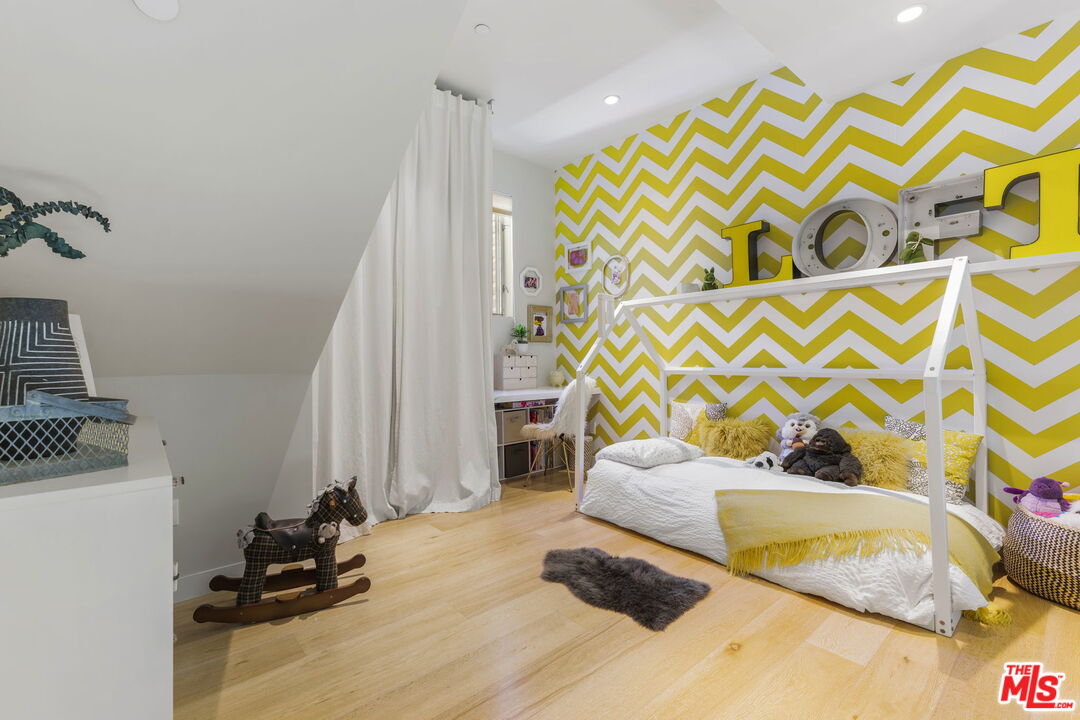 123 North Kings Road, Unit 11 Los Angeles, CA 90048 - Photo 19 of 27 a bedroom with a bed and a mirror
