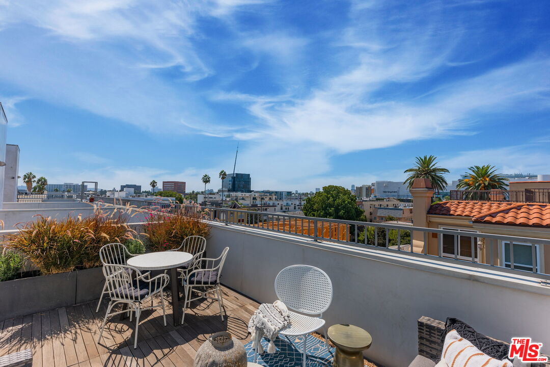 123 North Kings Road, Unit 11 Los Angeles, CA 90048 - Photo 23 of 27 a balcony with dining table and chairs