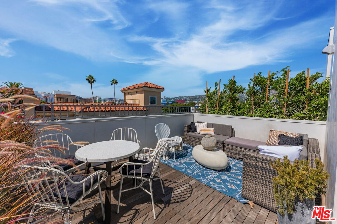 123 North Kings Road, Unit 11 Los Angeles, CA 90048 - Photo 24 of 27 a view of a outdoor seating area