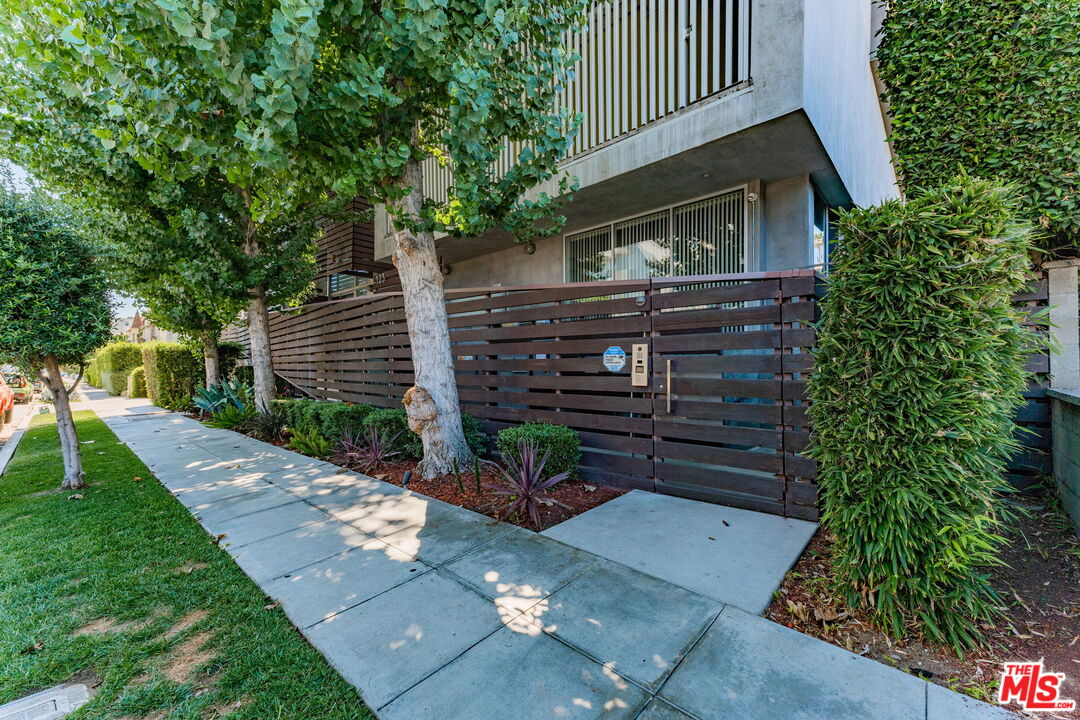 123 North Kings Road, Unit 11 Los Angeles, CA 90048 - Photo 26 of 27 a view of a house with a yard