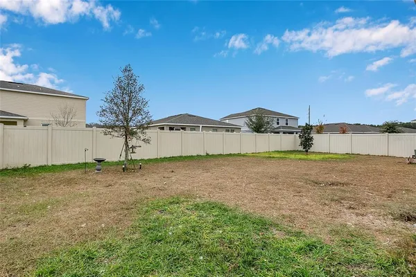 a view of a backyard