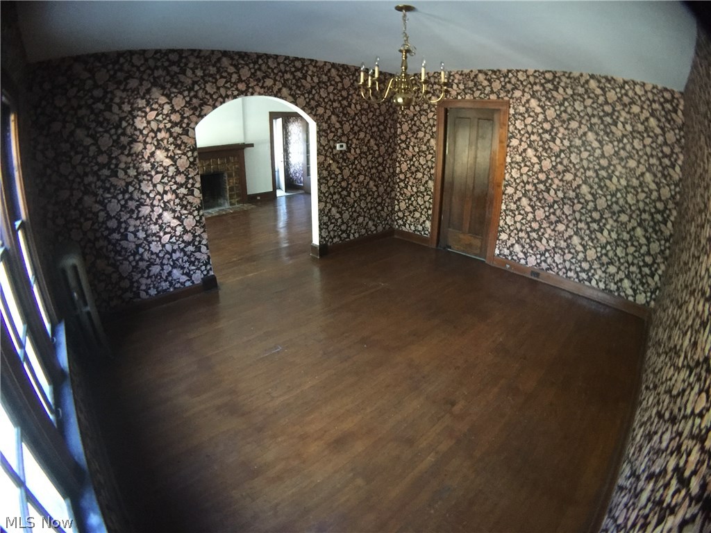 3065 East Overlook Road Cleveland, OH 44118 - Photo 19 of 24 Formal dining room with vintage wallpaper - E. Overlook side
