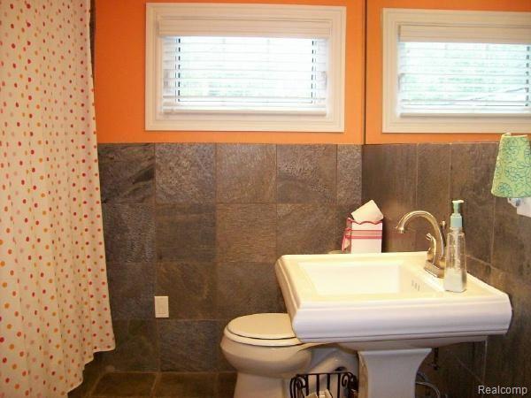 833 Whittier Road Grosse Pointe, MI 48230 - Photo 18 of 22 Bathroom