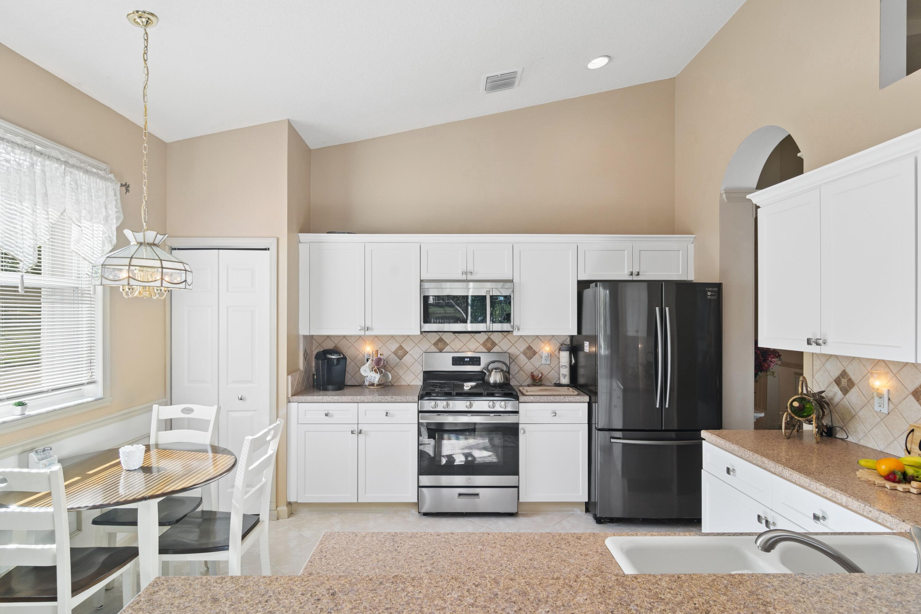 370 Springview Loop Port St. Lucie, FL 34986 - Photo 9 of 59 09_370NWSpringviewLoop_177001_Kitchen_Hi