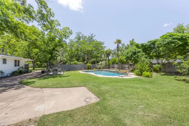 a view of a fountain in front of a house