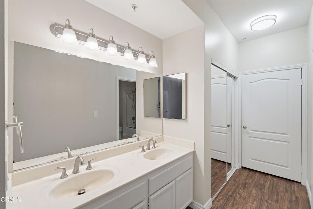 508 Glenwood Road, Unit 105 Glendale, CA 91202 - Photo 19 of 23 Primary Bathroom