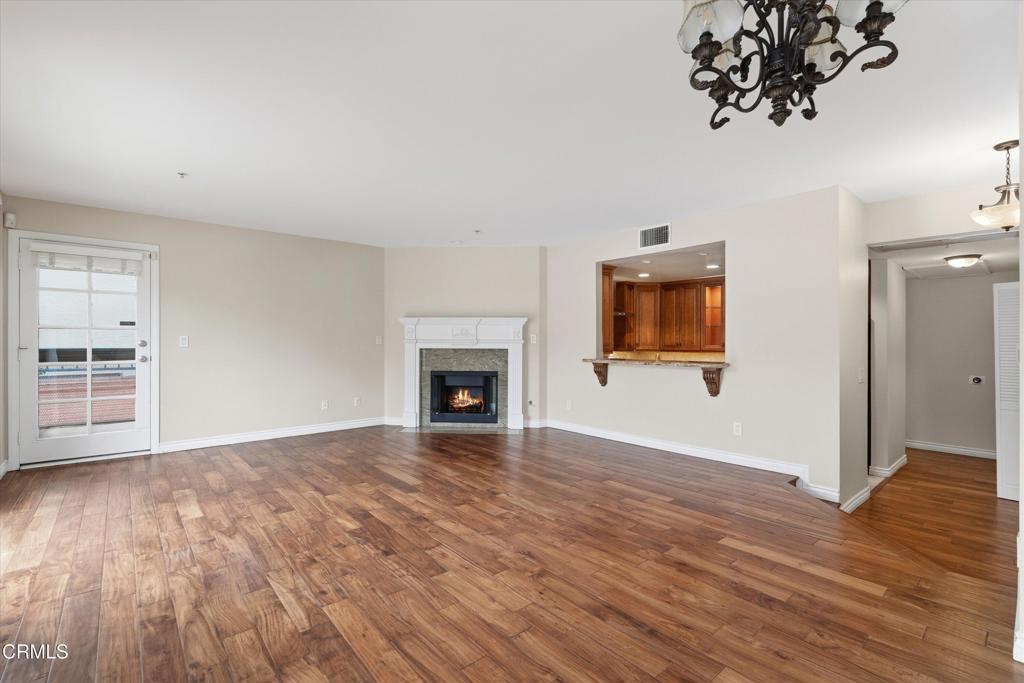 508 Glenwood Road, Unit 105 Glendale, CA 91202 - Photo 5 of 23 Living Room