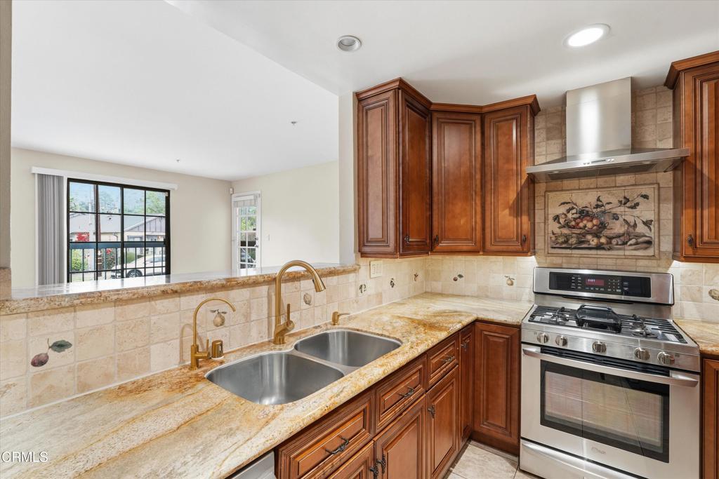 508 Glenwood Road, Unit 105 Glendale, CA 91202 - Photo 6 of 23 Kitchen