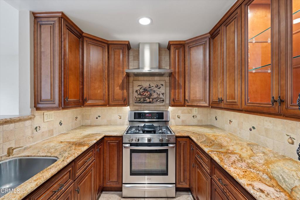 508 Glenwood Road, Unit 105 Glendale, CA 91202 - Photo 7 of 23 Kitchen