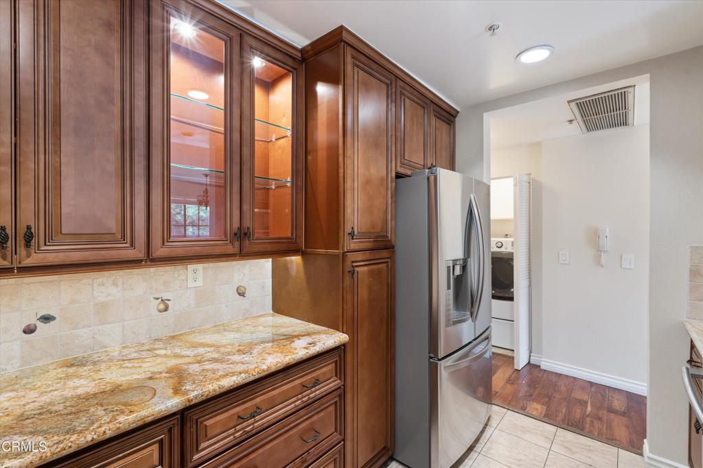 508 Glenwood Road, Unit 105 Glendale, CA 91202 - Photo 8 of 23 Kitchen