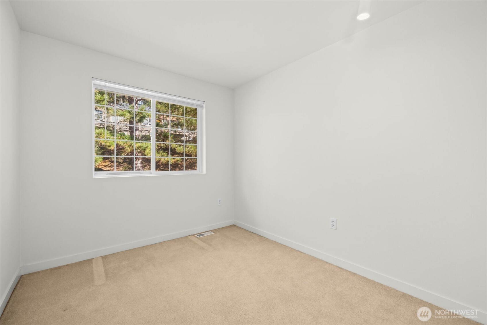 23120 Southeast Black Nugget Road, Unit E1 Issaquah, WA 98029 - Photo 20 of 39 an empty room with a window