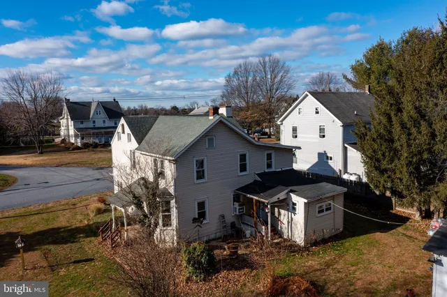 a view of yard with tree
