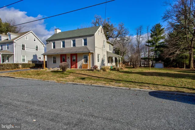 a view of a house with a yard