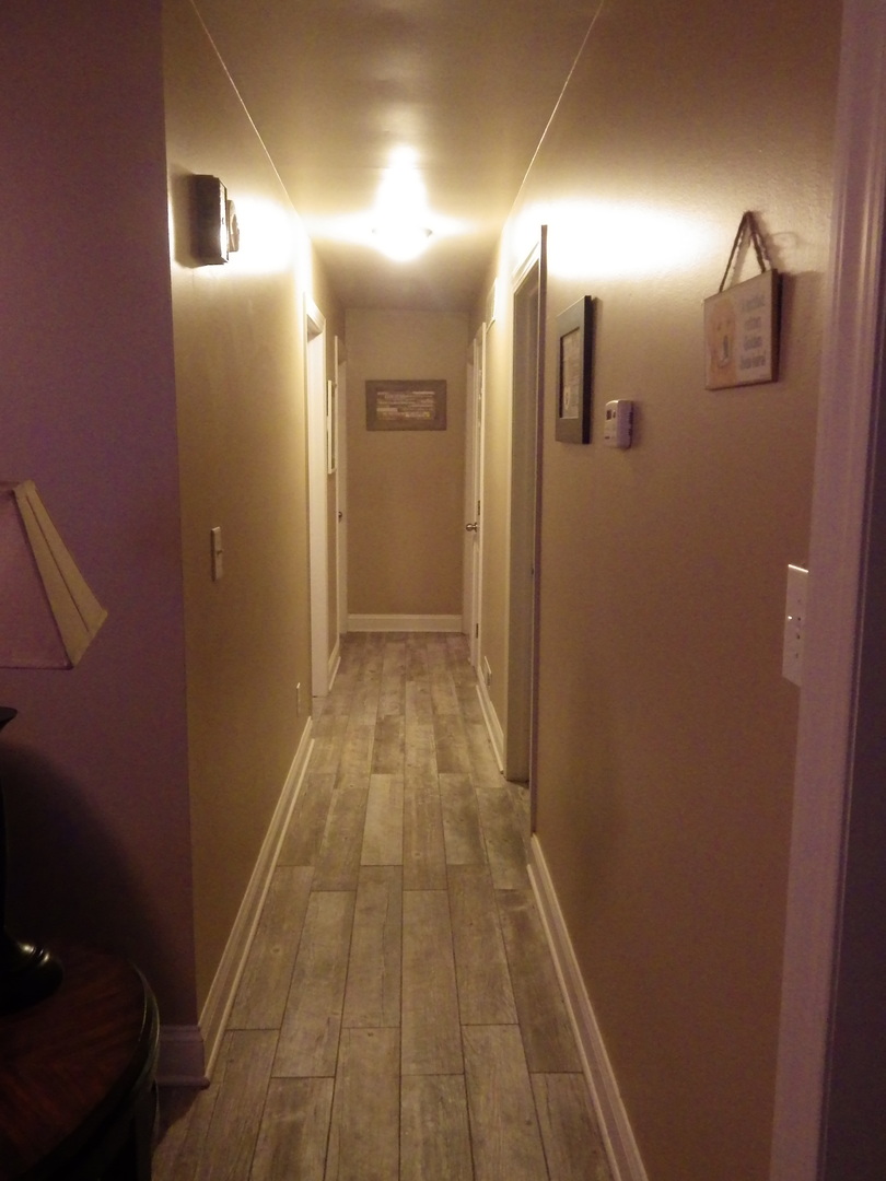 813 Southgate Road New Lenox, IL 60451 - Photo 7 of 17 a view of a hallway