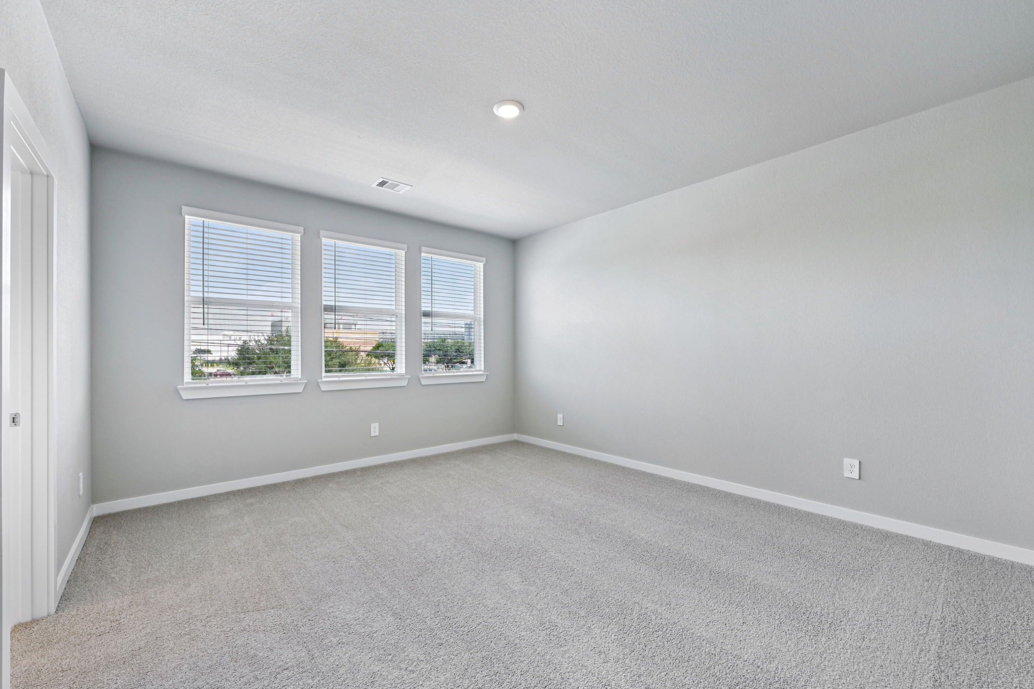 10032 Rustic Charm Street Houston, TX 77080 - Photo 21 of 40 an empty room with windows