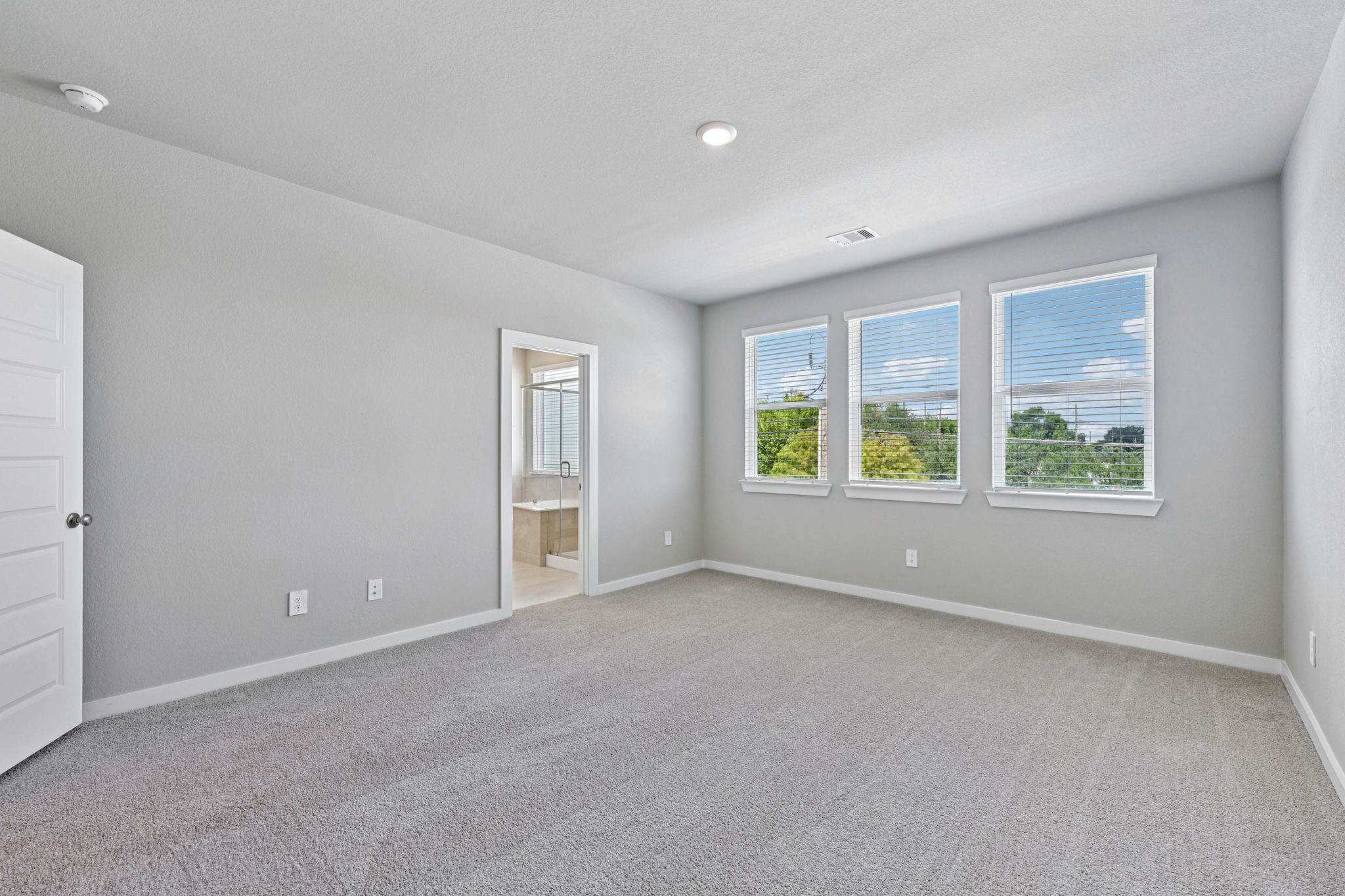 10032 Rustic Charm Street Houston, TX 77080 - Photo 24 of 40 an empty room with windows