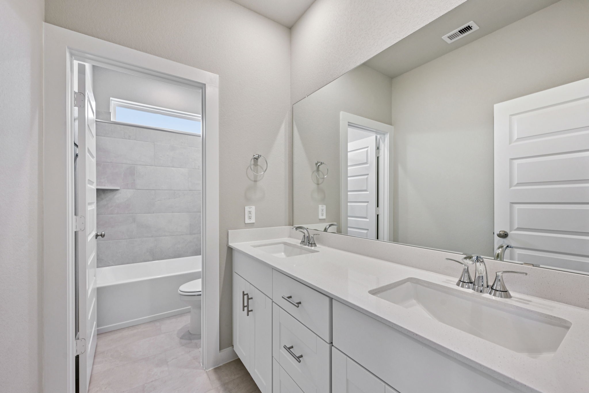 10032 Rustic Charm Street Houston, TX 77080 - Photo 35 of 40 a bathroom with a tub a sink and mirror