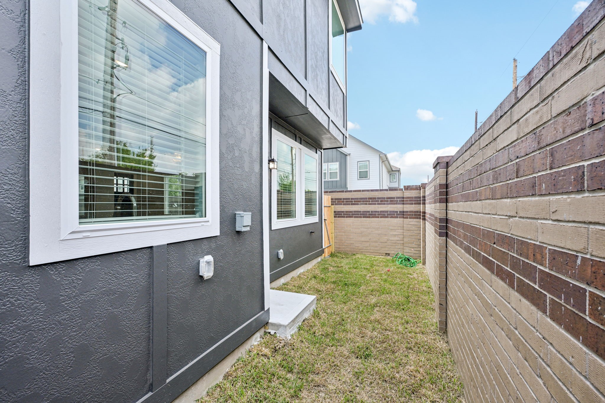 10032 Rustic Charm Street Houston, TX 77080 - Photo 38 of 40 a backyard of a house