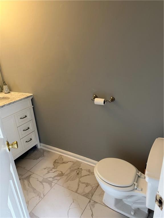 6341 Wedgeview Drive Tucker, GA 30084 - Photo 10 of 26 a bathroom with a toilet