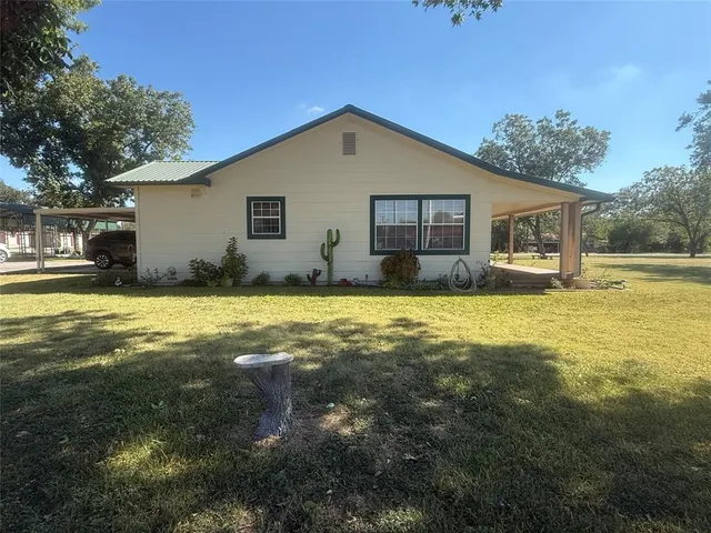 a view of a yard with a house