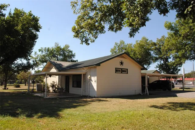 a view of a house with a yard