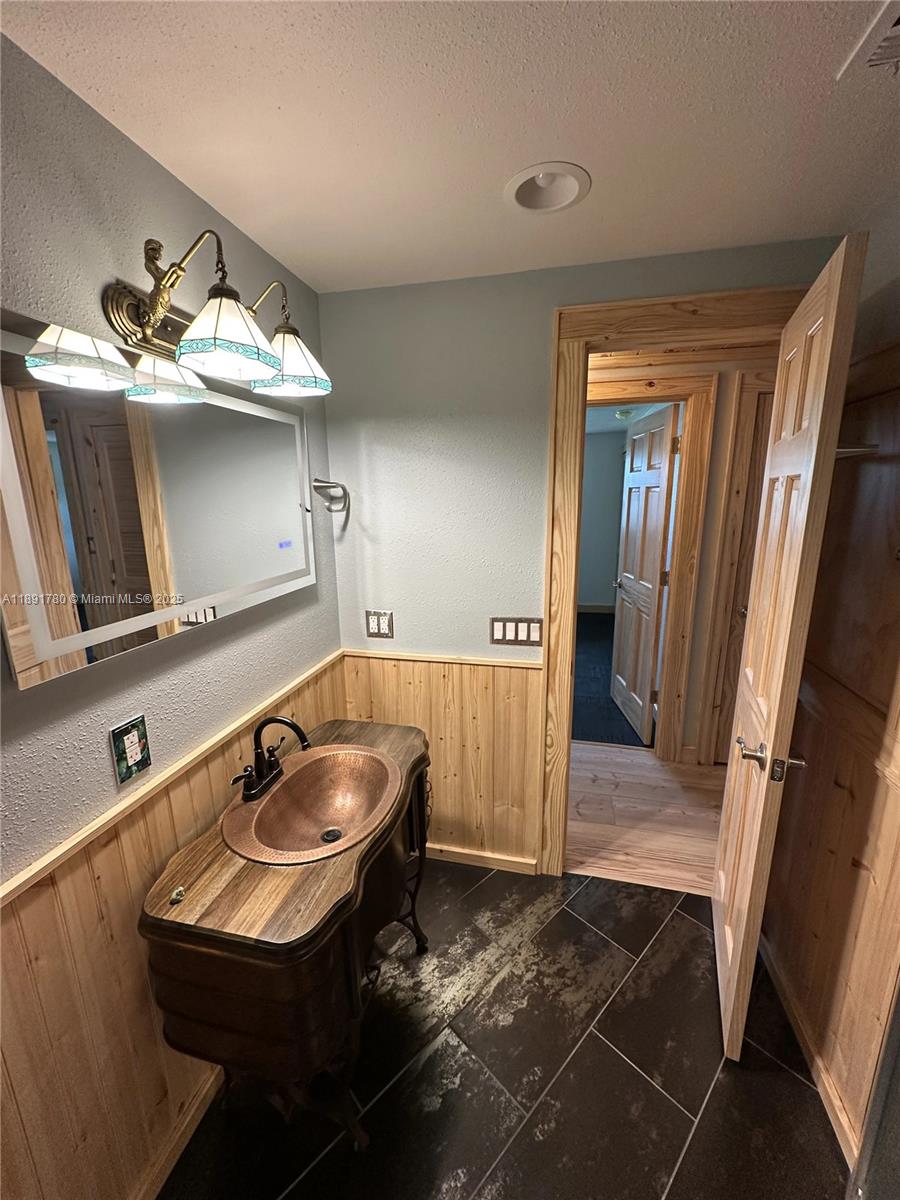 111 Springdale Road Sebring, FL 33870 - Photo 24 of 50 a bathroom with a sink and a mirror