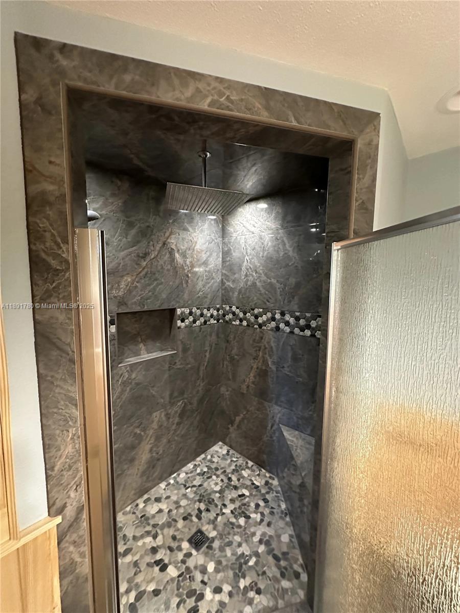 111 Springdale Road Sebring, FL 33870 - Photo 25 of 50 a bathroom with a glass shower door