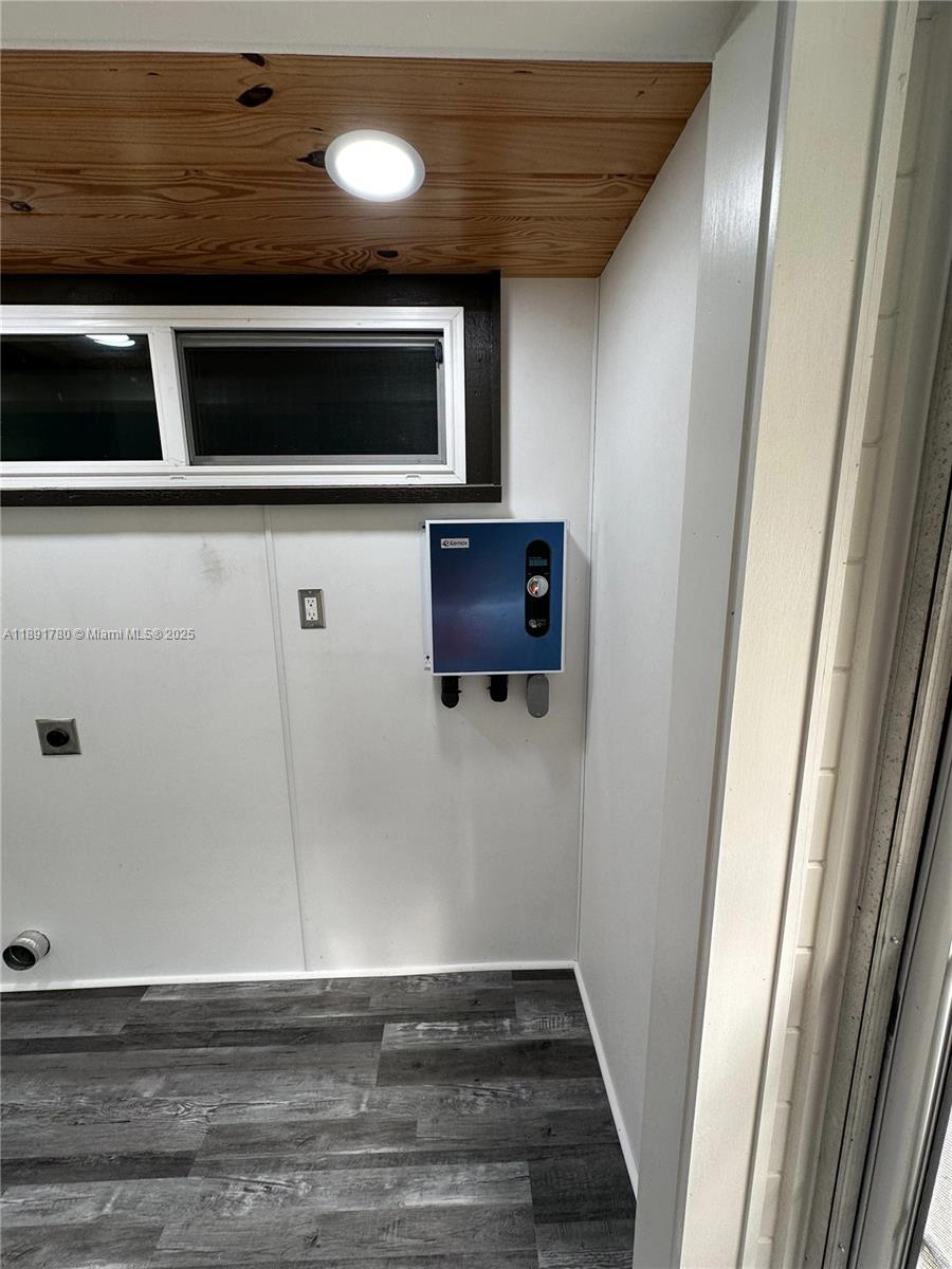 111 Springdale Road Sebring, FL 33870 - Photo 4 of 50 a view of an empty room and wooden floor