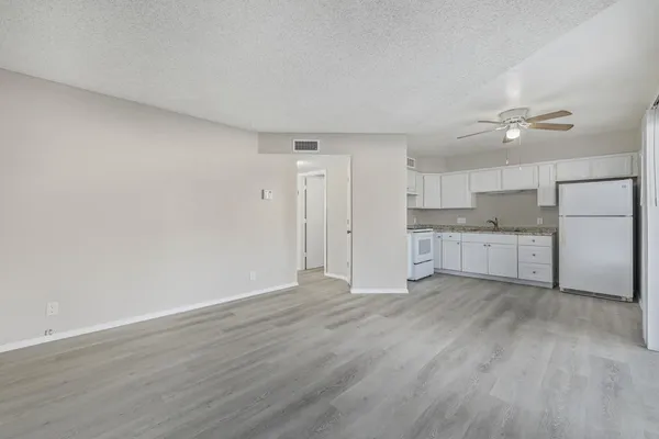 $1,250 | 11002 North 15th Avenue, Unit 4, Phoenix, AZ 85029